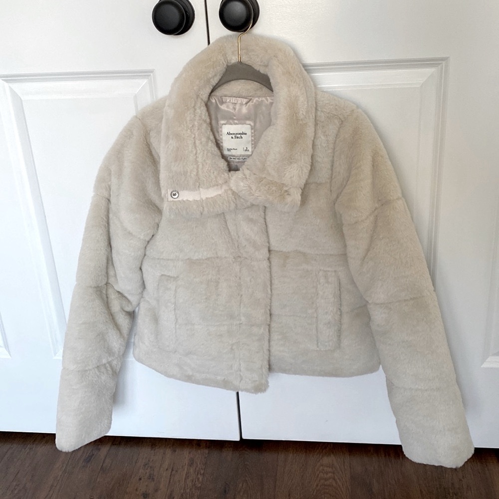 Abercrombie Plush Faux Fur Coat Cream Sz Small brand new